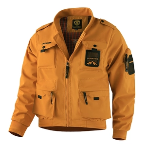 Detail van het militaire jack met meerdere zakken, opstaande kraag en ruitjesvoering