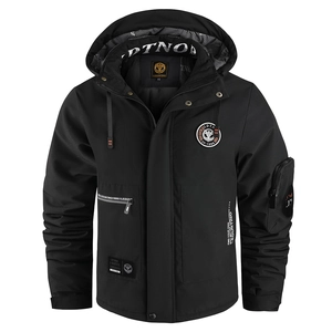 Dettaglio del parka nero imbottito con stemma aquila e tasca funzionale sulla manica corta