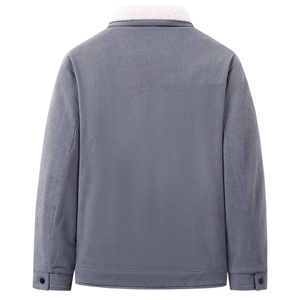 Vista detallada de la espalda de chaqueta de pana gris para hombre con cuello de piel