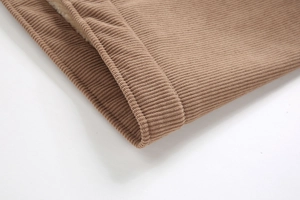 Detail der braunen Cordjacke mit dickem, warmem, weißem Lammwollfutter und Textur