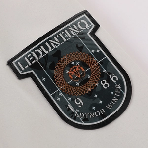 Détail d'un écusson tactique 3D en PVC avec logo renard, motif camouflage et relief orange