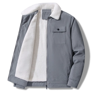 Detailansicht der blauen Cordjacke mit weißem Sherpa-Futter und Vordertasche