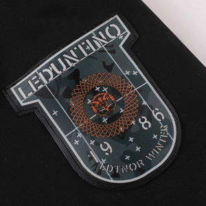 Détail de l'insigne tactique 3D texturé et logo hibou sur une veste décontractée