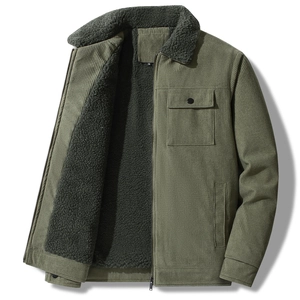 Detailansicht der olivgrünen Herren-Cordjacke mit dickem grauem Fleecefutter und Reißverschluss