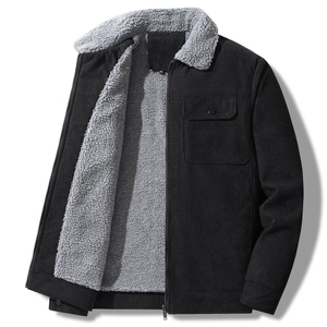 Detalle de la textura de chaqueta de pana negra y forro grueso de lana de cordero gris