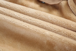 Nahaufnahme der dicken Plüschfutter-Details und Größenetikett bei Cordjacke
