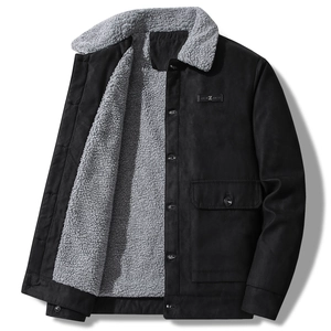 Détail de la veste d'hiver pour hommes avec doublure sherpa grise et tissu en daim noir
