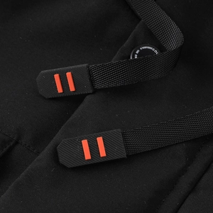 Gros plan détaillé du cordon de veste avec embouts orange et attaches à logo