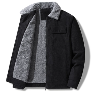 Detailansicht der schwarzen Herren-Cordjacke mit grauem Fleecefutter für den Winter