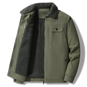 Detalle de la chaqueta de pana verde militar con forro polar gris y bolsillo frontal