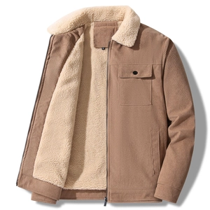 Detail der khakifarbenen Cordjacke mit dickem Lammfellfutter und Metallreißverschluss