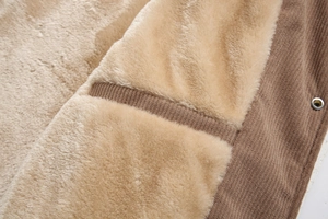 Detailansicht der Winter Cordjacke mit dickem Fleece-Futter und Innentasche