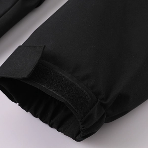 Vue macro du poignet réglable avec velcro et détail de la manche coupe-vent sur la veste