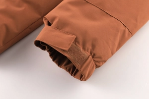 Dettaglio macro del polsino della giacca invernale con velcro regolabile e orlo elastico