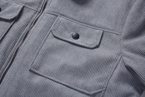 Primer plano de chaqueta de pana azul grisáceo con cremallera y bolsillos