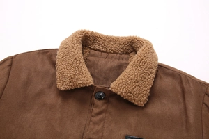 Détail de la veste en daim pour homme avec col en polaire chaude et texture mate