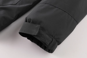 Dettaglio del polsino della giacca invernale con cinturino in velcro e fodera elastica