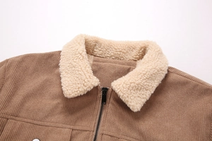Detailaufnahme des flauschigen Lammwollkragens und des braunen Cordstoffs der Jacke