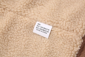 Detail des weichen cremeweißen Sherpa-Fleece-Futters in der Cordjacke