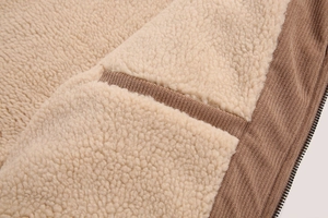 Detailansicht aus braunem Cord mit warmem Fleece-Futter und schwarzem Metall-Reißverschluss