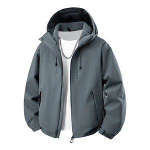 Detail der dunkelgrauen winddichten Outdoorjacke mit Brustreißverschluss und Klettverschluss