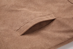 Detailaufnahme von Cordstoff und Nahtdetails an der Tasche der braunen Herrenjacke