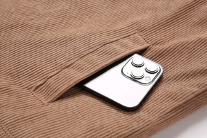 Detailaufnahme der Seitentasche einer Cordjacke mit Platz für ein Smartphone im Innenraum