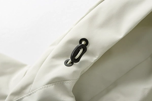 Detail des verstellbaren Kordelzugs mit schwarzem Stopper und Metallösen an der Wanderjacke