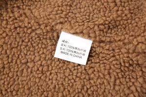 Détail de la doublure en polaire marron et de l'étiquette en 100% polyester