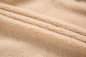 Nahaufnahme des dicken beigen Lammwollfutters einer Cordjacke für Herren im Winter