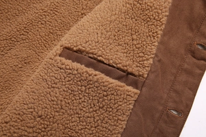 Détail d'une veste en daim marron avec doublure épaisse en laine d'agneau et poche intérieure