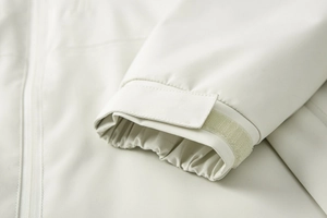 Detail der verstellbaren Klettbündchen und des winddichten Designs der Outdoor-Jacke