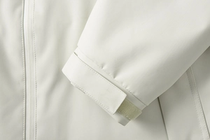 Detail der verstellbaren Klettbündchen und wasserdichten Nähte der Outdoorjacke