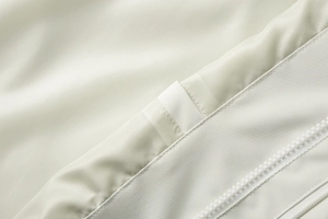 Detailaufnahme der wasserdichten Stofftextur und des robusten Reißverschlusses der Outdoorjacke