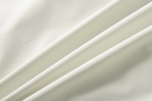 Makro-Detail des cremeweißen winddichten Stoffes mit glatter, dichter Webstruktur