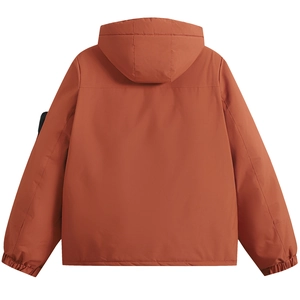 Vista posteriore del parka invernale arancione ruggine con cappuccio e tessuto tecnico