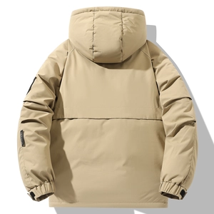 Dettaglio della giacca outdoor kaki con cappuccio, polsini regolabili e design posteriore