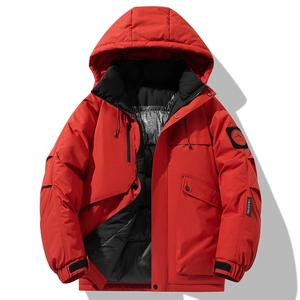 Giacca rossa impermeabile con cappuccio, tasca sul petto verticale e patch logo