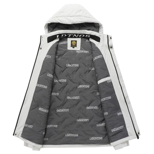 Dettaglio parka bianco con cappuccio e fodera a rete grigia con polsini in velcro regolabili