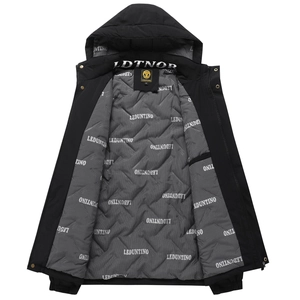 Dettaglio del parka invernale che mostra fodera trapuntata con logo e etichetta oro
