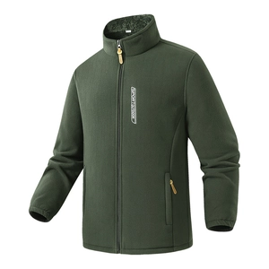 Dettaglio della giacca in pile verde militare con collo alto e tasche zip