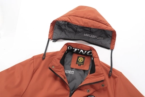 Dettaglio macro del parka invernale con cappuccio e fodera in rete traspirante nera