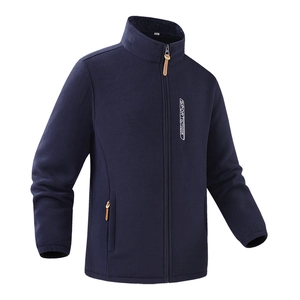 Dettaglio della giacca in pile blu navy con colletto rialzato e ricamo sportivo