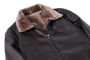Detailopname van donkerbruin leren jack met dikke kraag en voering van imitatielamswol