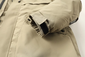 Dettaglio della giacca a vento kaki con polsini in velcro regolabili e maniche interne