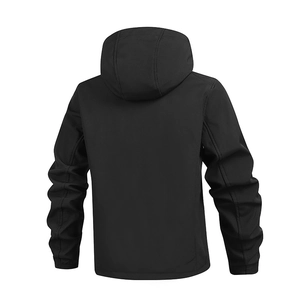 Achteraanzicht van de zwarte softshell jas met capuchon en elastische manchetten voor buiten