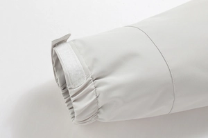 Dettaglio del polsino regolabile con velcro e interno elastico sul parka invernale