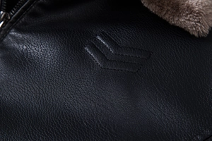 Detailopname van het premium zwarte leren jack met korrelige textuur en reliëfdetails