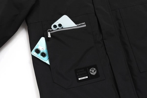 Dettaglio del parka invernale con design multi-tasca e tessuto resistente all'acqua
