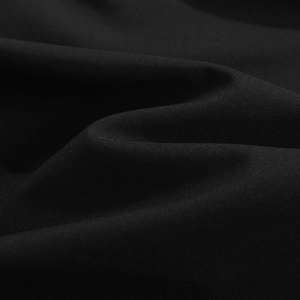 Macro-detail van de premium zwarte winddichte softshell-stof met fijne matte textuur